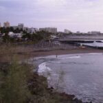 Bucht mit schwarzem Sand bei Playa de las Americas (Teneriffa)
