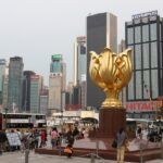 Golden Bauhinia vor Skyline