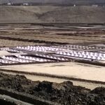 Salztürme der Becken der Salzgewinnungsanlage Salinas de Janubio