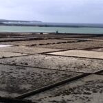 Becken der Salzgewinnungsanlage im Sonnenlicht