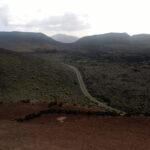 Straße durch Lavageröll zu den Feuerbergen