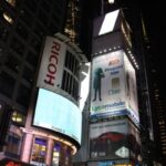 Werbetafeln am Times Square bei Nacht