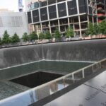 Mahnmal mit neuem Hochhausbau im Hintergrund