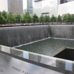 9/11 Mahnmal mit Wasserfall und Inschriften der Opfer
