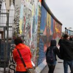 Kunstgemälde der East Side Gallery in Berlin