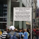 Infotafel zum Verlassen des amerikanischen Sektors