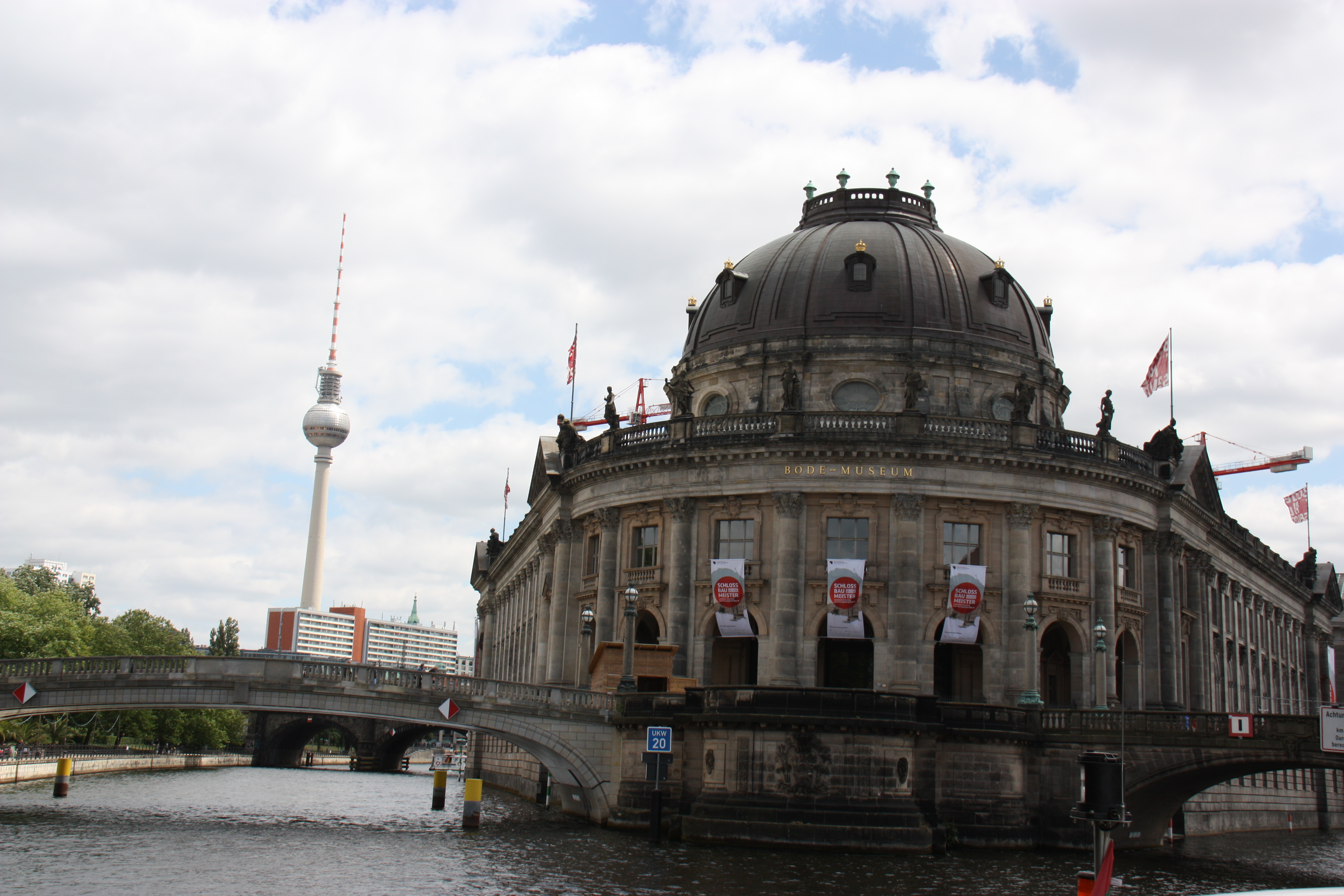 Schifffahrt vorbei am Berliner Dom