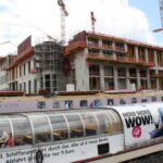Ausflugsschiff vor dem Rohbau des Berliner Schlosses