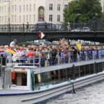 Ausflugsschiffe unter Brücken auf der Spree