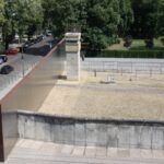 Erhaltene Berliner Mauer mit Grenzstreifen