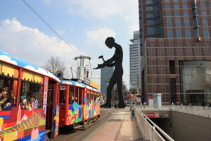 Ebbelwei-Express am Messeturm