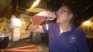 Bier aus der Urinflasche im Klo