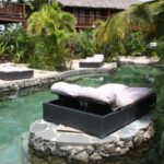 großzügige Sonnenbetten im Kontiki Beach Resort