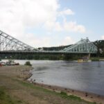 Blaues Wunder als lange Hängebrücke