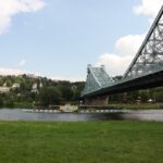 Blaues Wunder vom Elbufer betrachtet