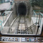 Einfahrt der Dresdner Standseilbahn in den Tunnel
