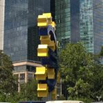 Euro vor den Frankfurter Banktürmen