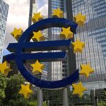 Euro vor dem Eurotower in Frankfurt