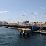 Pontons der Königin Emma Brücke