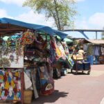 Verkaufsstände vor runder Markthalle Willemstad - Curacao