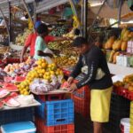 Verkaufsstände vor runder Markthalle Willemstad - Curacao