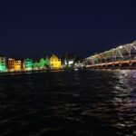 Handelskaade und Pontonbrücke bei Nacht