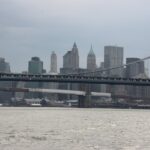 Brooklyn Bridge vor Manhattan