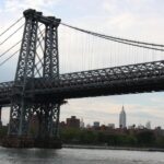 imposante Stahlträger der Brooklyn Bridge