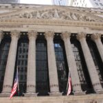 Tempelfassade und Giebelskulptur der New York Stock Exchange