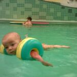 Baby im Kinderpool