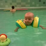 Baby mit Schwimmflügeln