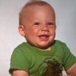 Baby beim Ballspielen