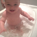 Baby beim Baden