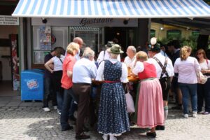 Trachtler auf dem Viktualienmarkt in München
