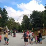 Freizeitpark mit Blick auf das Riesenrad