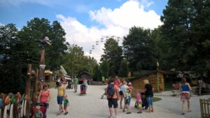 Freizeitpark mit Blick auf das Riesenrad