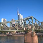 Eiserner Steg vor Skyline in Frankfurt