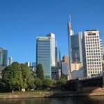 Blick vom Main auf die Frankfurter Skyline