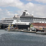 Kreuzfahrtschiff auf Curacao