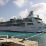 Kreuzfahrtschiff vor Anker in der Karibik